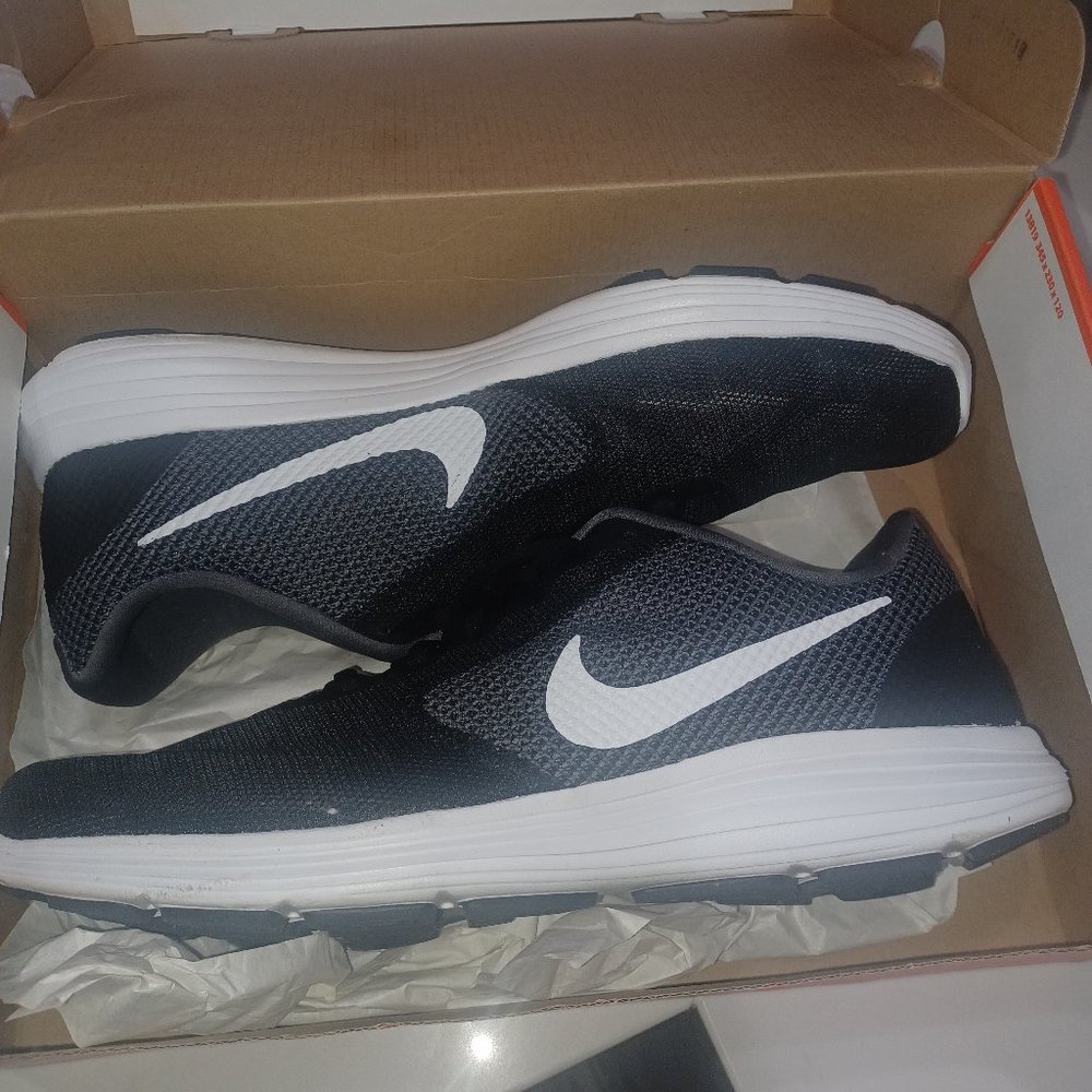 NIKE BLACK AND WHITE JOGGING SHOES SIZE 13